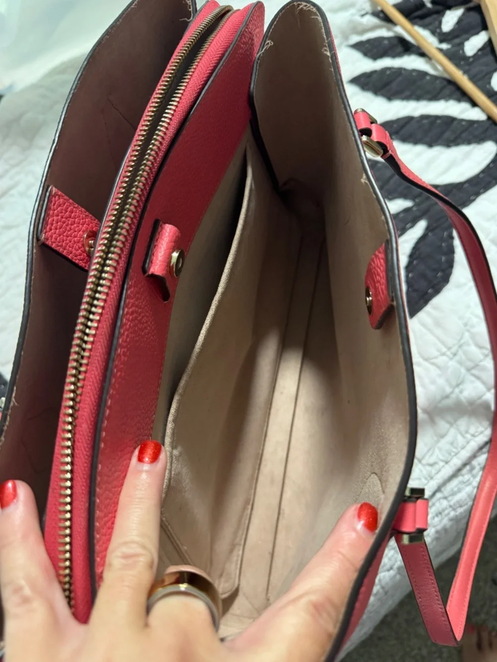 Kate Spade tote GUC holds 13